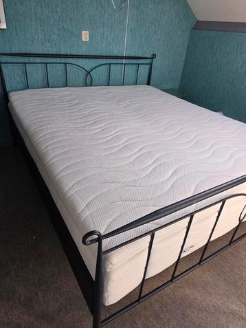 Complete Slaapkamerset - Bed, Kaptafel, Nachtkastjes beschikbaar voor biedingen
