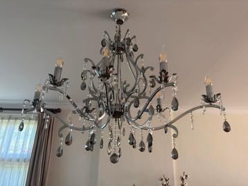 Elegante kroonluchter met kristallen beschikbaar voor biedingen