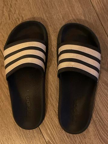 Adidas Badslippers Maat 38 beschikbaar voor biedingen
