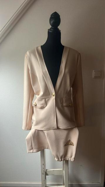 Broekpak 42/44  L. Creme kleur beschikbaar voor biedingen