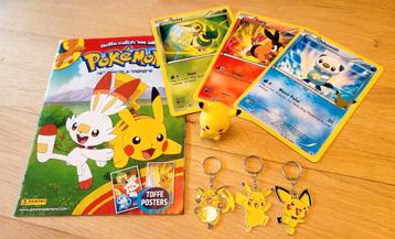 Pokémon set: kaarten, tijdschrift, poppetje, sleutelhangers