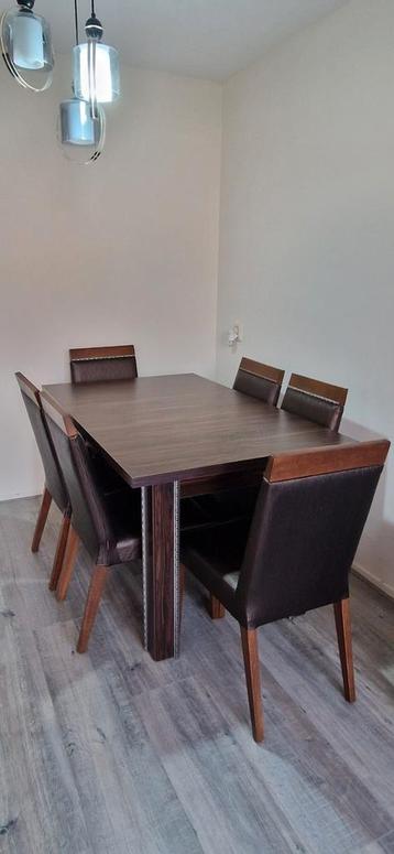 Uitschuifbare eettafel met 6 leer stoelen  beschikbaar voor biedingen