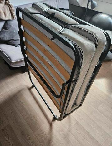 Uitklapbaar logeerbed beschikbaar voor biedingen