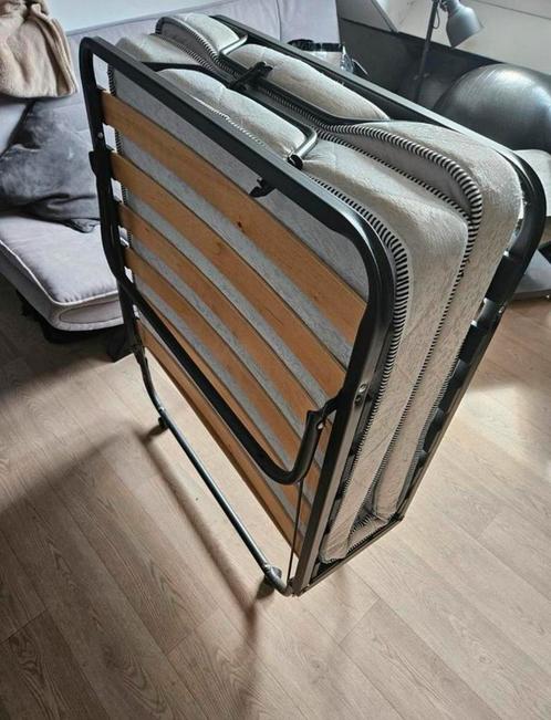 Uitklapbaar logeerbed, Huis en Inrichting, Slaapkamer | Bedden, Zo goed als nieuw, Eenpersoons, 80 cm, 200 cm, Metaal, Zwart, Ophalen
