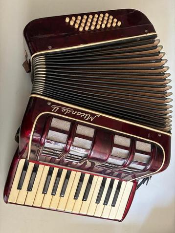 Accordeon Weinig gebruikt beschikbaar voor biedingen