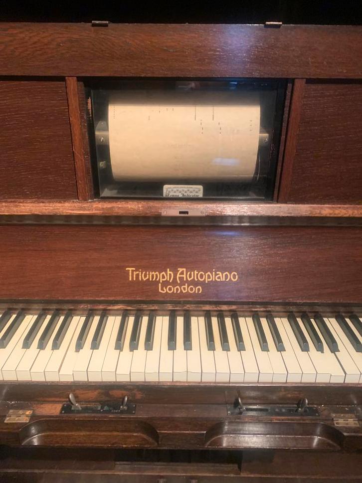 Antieke Triumph Autopiano Pianola - Londen, Muziek en Instrumenten, Piano's, Gebruikt, Piano, Bruin, Ophalen of Verzenden