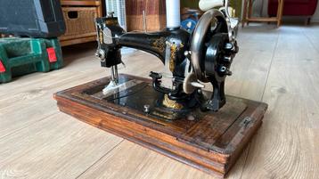Oude Singer naaimachine beschikbaar voor biedingen