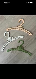 22 Baby Kledinghangers, Kinderen en Baby's, Babykleding | Overige, Ophalen of Verzenden, Zo goed als nieuw, Jongetje of Meisje
