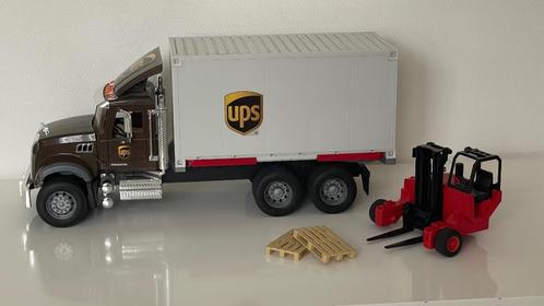 Bruder MACK Granite UPS met wisselcontainer en heftruck, Kinderen en Baby's, Speelgoed | Speelgoedvoertuigen, Zo goed als nieuw