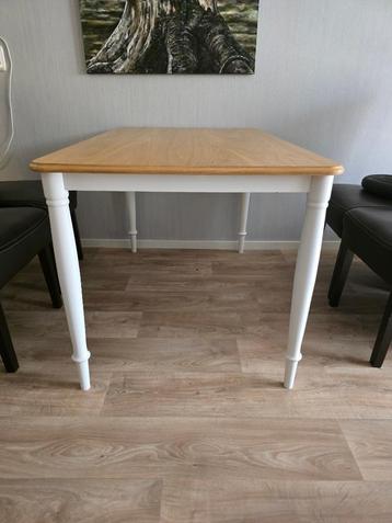 Eettafel wit met blank houten blad beschikbaar voor biedingen