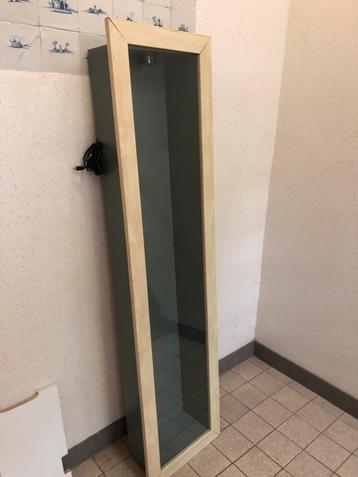 Gratis Ikea Bertby Vitrinekast beschikbaar voor biedingen