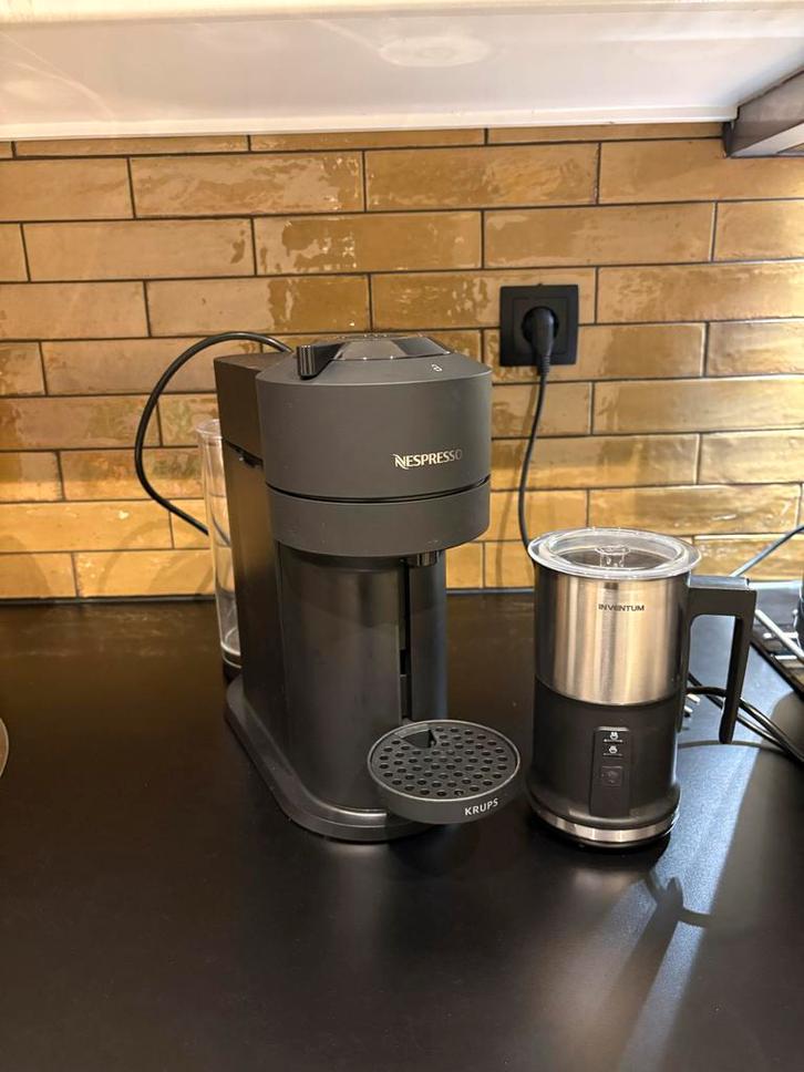 Nespresso Vertuo Next Krups + Melkschuimer koffieapparaat, Witgoed en Apparatuur, Koffiezetapparaten, Zo goed als nieuw, Koffiepads en cups