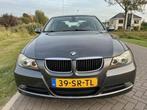 BMW  318i E90 2006 ORG. NL  CLIMA / PDC / 18" / APK 07-2026, Zwart, 4 cilinders, 129 pk, Handgeschakeld