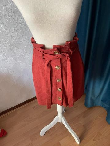 Leuk rood rokje maat 34 beschikbaar voor biedingen