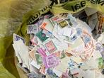 doos met 8,5 kilo afgeweekte postzegels., Ophalen of Verzenden, Nederland en Buitenland