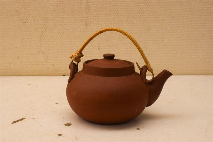 stenen/ aardewerk theepot met rieten hendel 47530, Huis en Inrichting, Keuken | Servies, Gebruikt, Overige typen, Overige stijlen