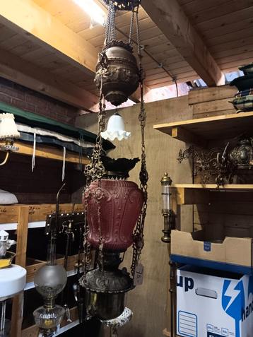 Antieke hanglamp met kettingen beschikbaar voor biedingen