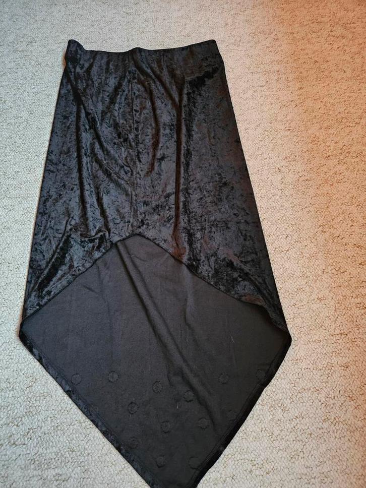 Mooie zwarte velours rok OPRUIMING!!, Kleding | Dames, Rokken, Zo goed als nieuw, Zwart, Onder de knie, Ophalen of Verzenden