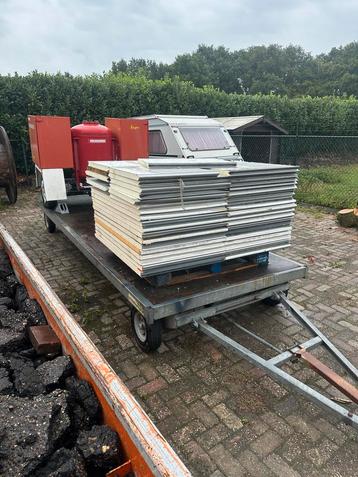 Platte aanhanger met meesturende assen beschikbaar voor biedingen