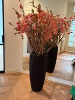 Grote zwarte vaas met decoratieve takken en bloemen, Ophalen, Kunststof, Zwart, Zo goed als nieuw