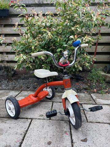Rood / oranje vintage driewieler beschikbaar voor biedingen