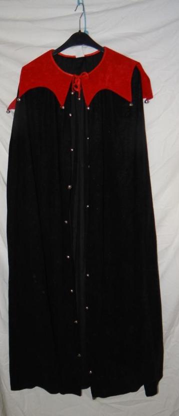 Mooie zwart/rode DRACULA/VAMPIER/NAR cape met belletjes beschikbaar voor biedingen
