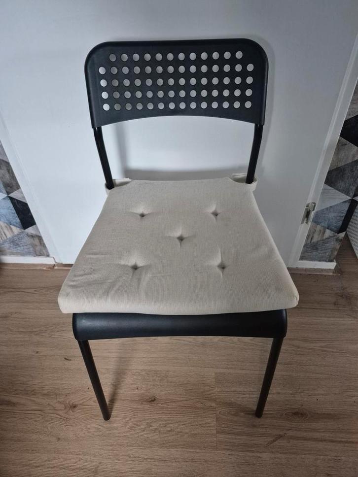 IKEA SANDSBERG zwarte eetkamerstoel, Huis en Inrichting, Stoelen, Zo goed als nieuw, Eén, Kunststof, Metaal, Stof, Zwart, Ophalen of Verzenden
