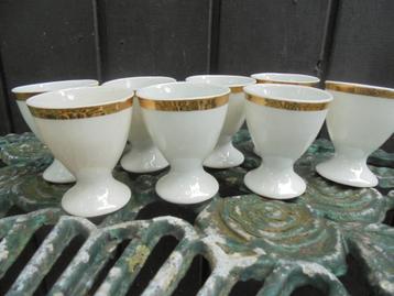 7 wit porseleinen eierdopjes met goudrand met roosjes erin beschikbaar voor biedingen