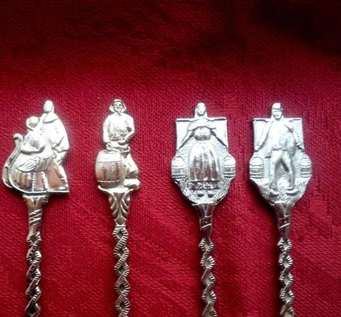 4 Hollandse lepeltjes.  Slee - Visser - Boerin - Boer, Verzamelen, Porselein, Kristal en Bestek, Zo goed als nieuw, Bestek, Metaal