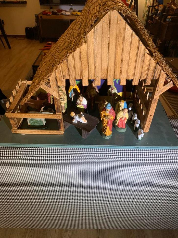 Kerststal met mooie beeldjes en dieren, Diversen, Kerst, Zo goed als nieuw, Ophalen