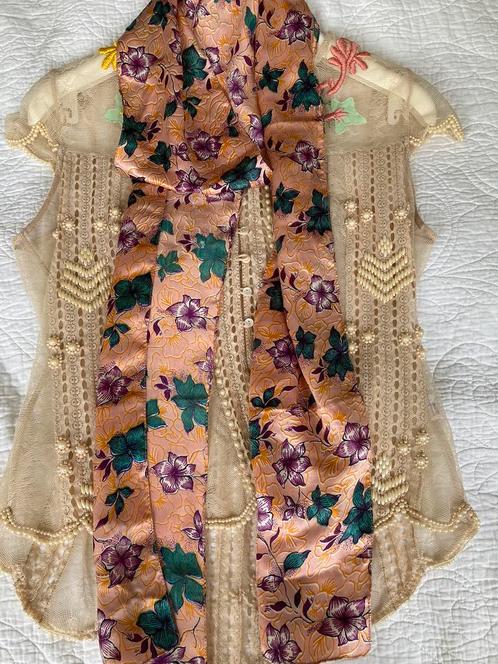Sjaal satijn batik achtige print bloemen, Kleding | Dames, Mutsen, Sjaals en Handschoenen, Zo goed als nieuw, Sjaal, Ophalen of Verzenden