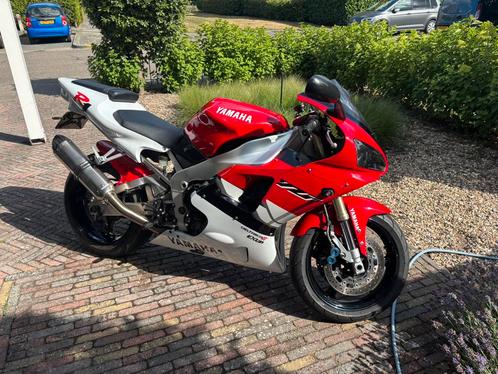Yamaha R1 bouwjaar 1999 kleur rood / wit, Motoren, Motoren | Yamaha, Particulier, Super Sport, meer dan 35 kW, 4 cilinders, Motorrijbewijs A
