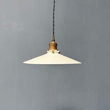 Antieke wit opaline schaal hanglamp met messing armatuur beschikbaar voor biedingen