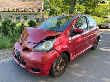 Toyota Aygo 1.0-12V Aspiration Red Airco / Leder SCHADE beschikbaar voor biedingen