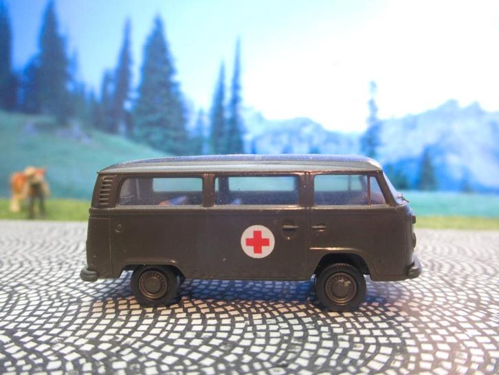 Volkswagen Kombi Bus T2b - Brekina Landmacht Rode Kruis, Hobby en Vrije tijd, Modelauto's | 1:87, Zo goed als nieuw, Bus of Vrachtwagen