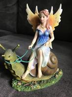 Beeldje Polyresin Elfje op slak Mysticcalls, Verzamelen, Beelden en Beeldjes, Ophalen of Verzenden, Zo goed als nieuw, Fantasy