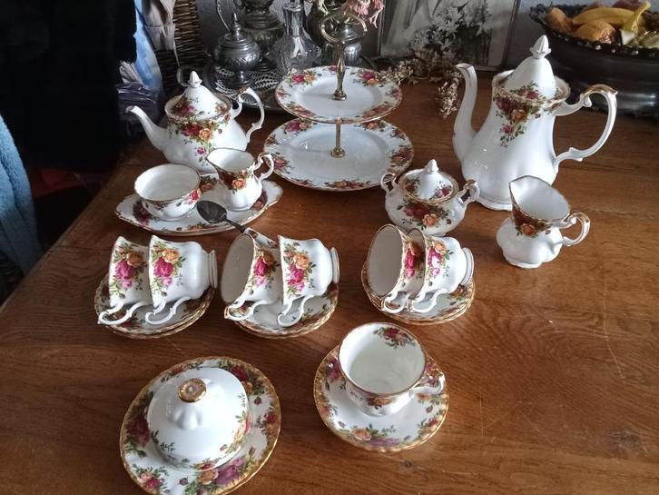 ROYAL ALBERT SERIE OLD COUNTRY ROSE, Antiek en Kunst, Antiek | Servies los, Ophalen of Verzenden