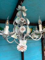 Franse brocante metalen hanglamp met bloemen €75,00, Ophalen