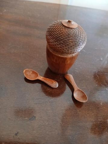 Houten eikelvormige snuifdoos met lepeltjes beschikbaar voor biedingen