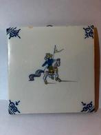 Oude handgeschilderde tegel met ruiter, Antiek en Kunst, Antiek | Wandborden en Tegels, Ophalen of Verzenden