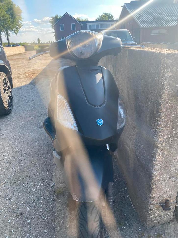 Mat zwarte piaggo scooter, Fietsen en Brommers, Scooters | SYM, Zo goed als nieuw, Overige modellen, Benzine, Ophalen