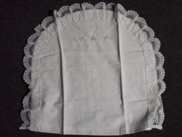 kussensloop 37 x 37 met afgewerkt kant en borduursel beschikbaar voor biedingen