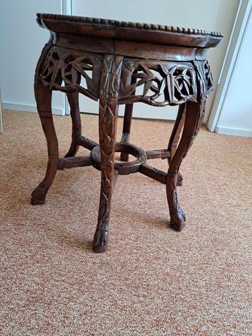 Houten Bijzettafel met Marmeren Blad beschikbaar voor biedingen
