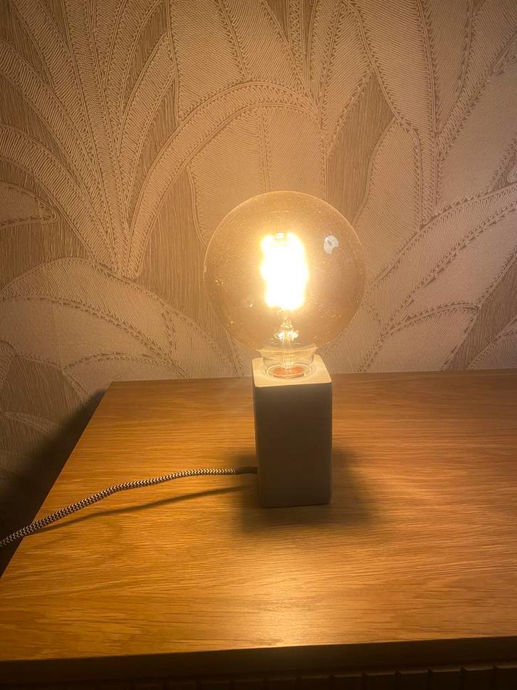 Stoere tafellamp beton, Huis en Inrichting, Lampen | Tafellampen, Zo goed als nieuw, Minder dan 50 cm, Overige materialen, Ophalen