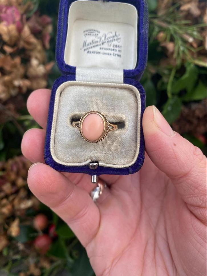 Vintage 9kt Geelgouden Koraal Ring Maat 16.5, Sieraden, Tassen en Uiterlijk, Ringen, Gebruikt, Dame, 17 tot 18, Goud, Met edelsteen