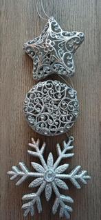 3 grote, zilverkleurige, glimmende kerstballen, Diversen, Ophalen of Verzenden, Zo goed als nieuw