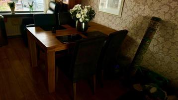 Massief houten eettafel met 4 stoelen beschikbaar voor biedingen