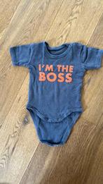 Romper maat 50/56 Impidimpi “I’m the boss” grijs oranje zgan, Kinderen en Baby's, Babykleding | Maat 50, Nacht- of Onderkleding