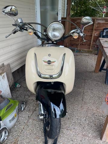 Razzo Lugano 50 scooter zeer goede staat beschikbaar voor biedingen