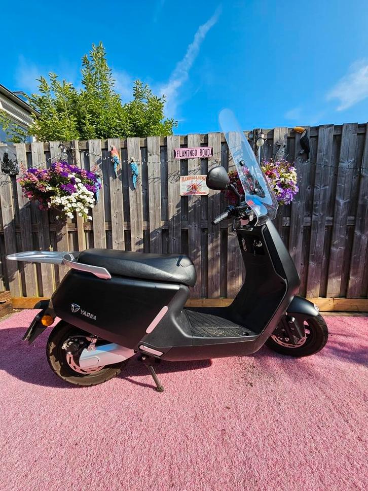 Yadea G5 elektrische snorscooter, slechts 1500 km gereden, Fietsen en Brommers, Snorfietsen en Snorscooters, Zo goed als nieuw